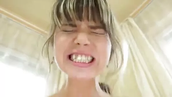 بکنی میں خوبصورت Brunette چھیڑنا