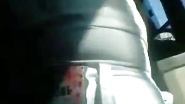 صرف چھیڑنا: Eufrat seductively ہٹاتا ہے تنگ اوپر اور گھٹنے کی لمبائی سکرٹ.