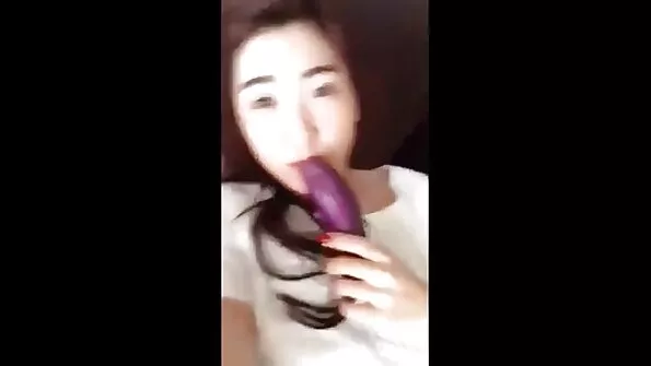 Gigi Spice آپ کا اپنا پلے میٹ خرگوش ہے اور آپ کے لیے مشکل ہے۔