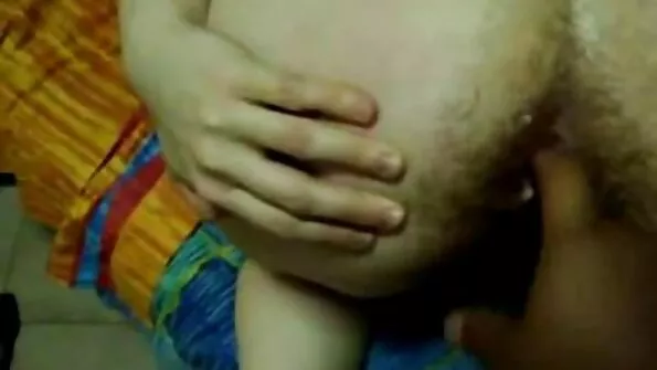 ایک سنہرے بالوں والی نوجوان پول ٹیبل پر گڑبڑ ہو جاتا ہے۔