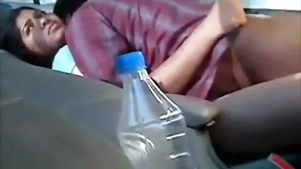 Busty نوجوان لڑکی سوفی پر چدائی ہو جاتا ہے