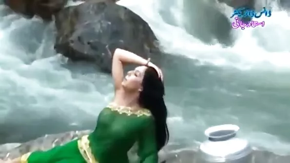 پیٹائٹ لیٹینا ٹین گیگی سپائس ڈینم منی سکرٹ میں کچھ لنڈ چوس رہی ہے۔