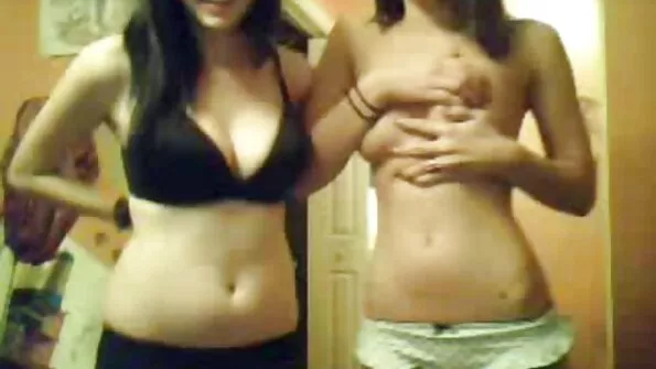 فیراری کے ساتھ کیم - busty brunette پھیلاتا ہے اس کی ٹانگیں وسیع