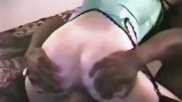 بوسٹی ایلن باتھ روم میں اپنی منڈوائی ہوئی بلی کو کھلوا رہی ہے۔