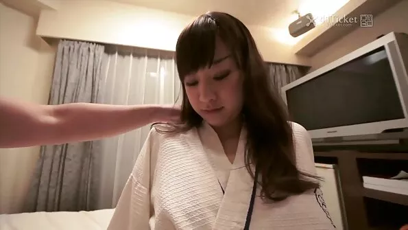 سنہرے بالوں والی بیب ایک شدید blowjob دیتا ہے