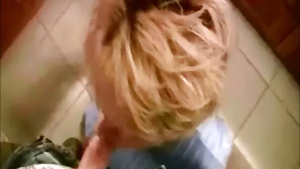 Roxanne Rae آن ہو جاتی ہے کینڈل نے کچھ گندی جنسی حرکت سے لطف اندوز ہونے کے لیے۔