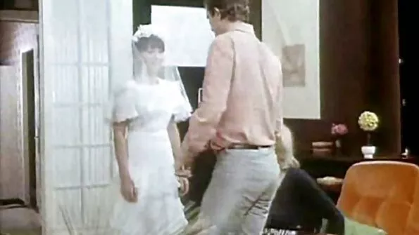 سینگ brunette کتیا اس کی میٹھی بلی میں fucked ہو جاتا ہے