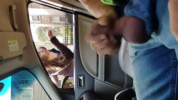 خوبصورت سرخ بال ویب کیم پر اس کا کامل جسم دکھاتا ہے۔