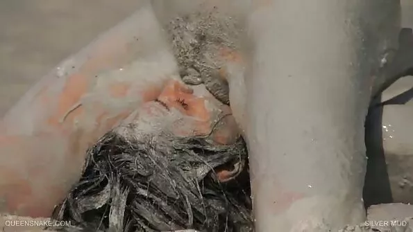لالچی بالوں والی شوقیہ لڑکی گلی میں جکڑی ہوئی ہے اور کار میں بری طرح ملکیت ہے۔