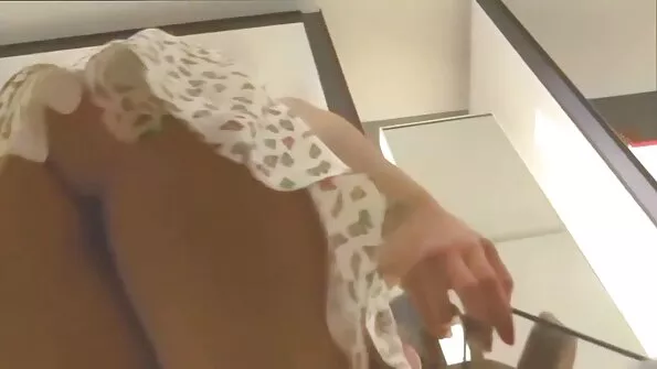بڑی قدرتی چھاتی اور پتلی جسم کے ساتھ تھائی لڑکی کیمرے پر fucks