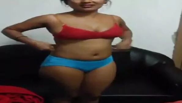 دوپہر کے کھانے میں کیٹ چمکتی ہے۔