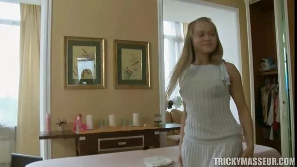 خوبصورت brunette اس کے بالکل منڈوا بلی خوش
