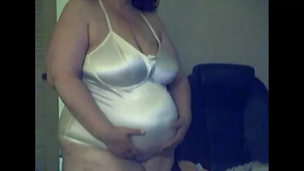 ایش ہالی وڈ سر سے پاؤں تک چھوٹی مائیکرو بکنی میں گیلی ہے۔