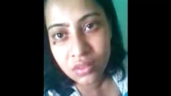 سیکسی سنہرے بالوں والی دو مشکل کاک سے لطف اندوز ہو رہا ہے۔