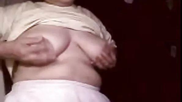 ایلی جے شیشے کی میز کے خلاف اپنی بڑی قدرتی چھاتی دبا رہی ہے۔