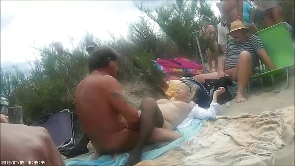 Busty brunette وایلیٹ erotica چھیڑنے اور مشت زنی پر کیمرے