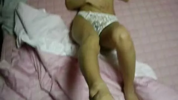 اس کنکی ویڈیو میں ، لیلی اپنی بلی کو چود رہی ہے اس سے پہلے کہ وہ اپنے گھٹنوں پر اتر جائے اور اپنی انگلیاں چاٹ لے! اس کے بعد وہ صوفے پر اٹھتی ہے اور اس کی بلی کے اندر اور باہر ایک dildo کام کرتی ہے!