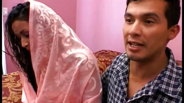 وائلڈ اینا اس کی بلی کو انگلیاں دیتی ہے۔