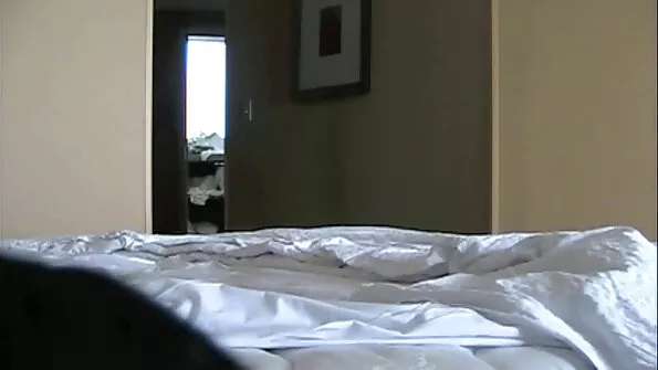 Busty Lucy اس کے شہوانی ، شہوت انگیز ڈینم بوٹی شارٹس اتارتا ہے اور اس کے گلابی اوپر سے چھلکا دیتا ہے تاکہ وہ اس کے مکمل F کپ چھاتی اور سخت نپل HD دکھائے۔