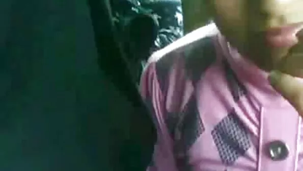 ڈیبی کشور اپنی جوان بلی کو ہلاتا ہے۔