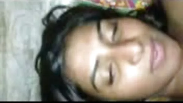 چھوٹا نوعمر اس کی سینگ والی چوت کو جاںگھیا پر رگڑتا ہے۔