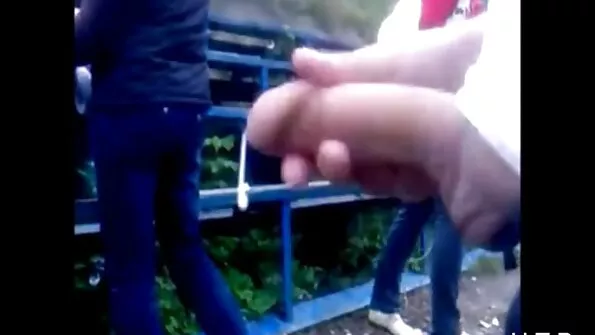 نوجوان سرخ بالوں والی پیاری ایک سخت کھلونے کے ساتھ اس کی تنگ گدی ڈرل
