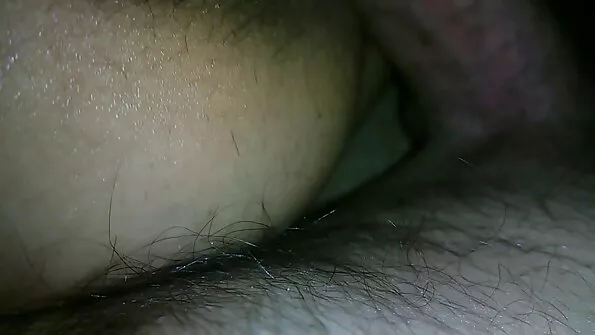 Brunette تمام سوراخوں میں گڑبڑ ہو جاتا ہے اور بڑے پیمانے پر cumshot حاصل کرتا ہے