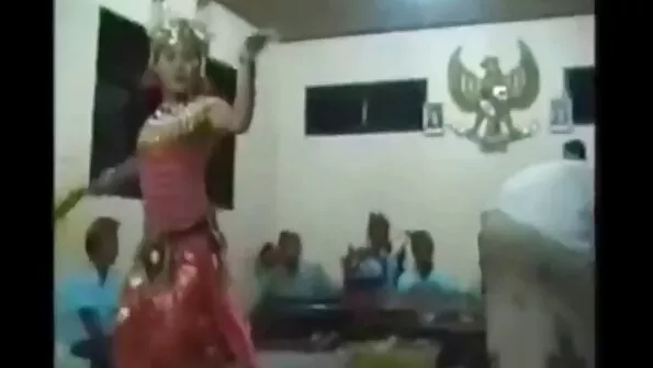 لوسی این راک گارڈن میں عریاں پٹی