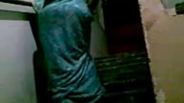 للی اس کے گلابی dildo کے ساتھ اس کی بلی اتارنا
