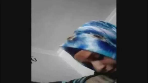 پیاری لیزی ننگے سیاہ فام آدمی کو بستر پر پاتی ہے اور اسے شیطان کی فلم میں چودتی ہے۔