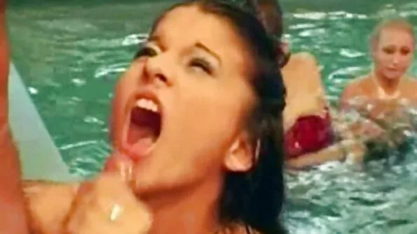 نیکسٹ ڈور نکی نے بچے کے تیل سے BOOBS کو چمکایا